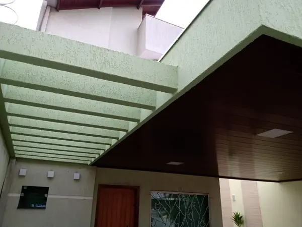 Residência com forro de madeira